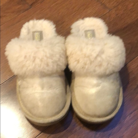UGG SLIPPERS SIZE 1